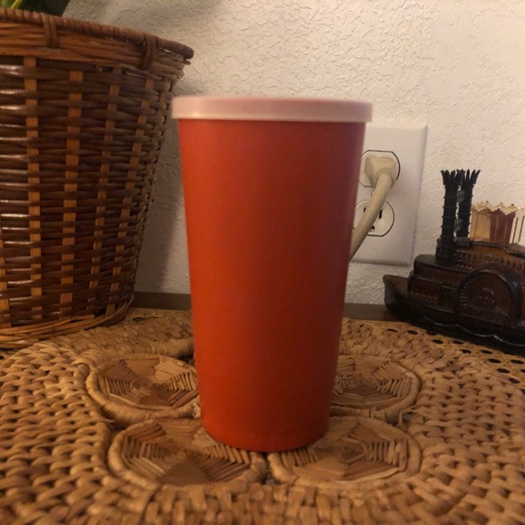 Red Tupperware 873 Tumbler with Lid 297 - Picture 2 of 6